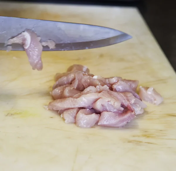 Coltello taglio carne di pollo Immagine Stock
