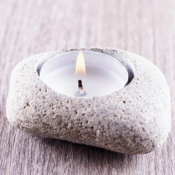 Свеча в камне — стоковое фото