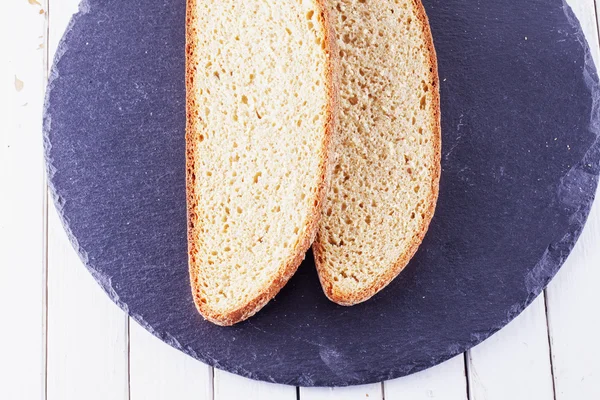 Brood op steen — Stockfoto