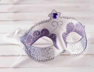 Beyaz maske dekore edilmiştir.