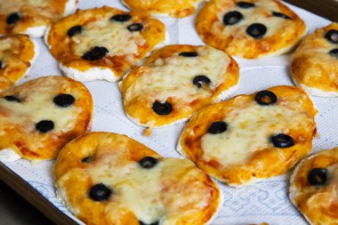 Küçük pizza tepsisi üzerinde