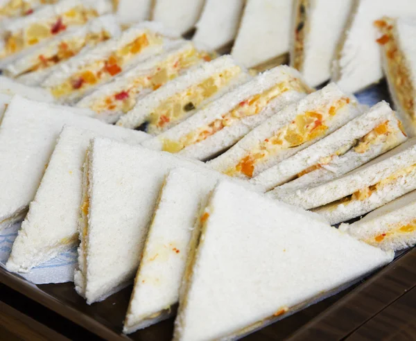 Сэндвичи за подносом — стоковое фото