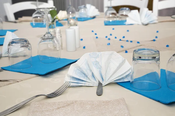 Mesa decorada blanca y azul — Foto de Stock