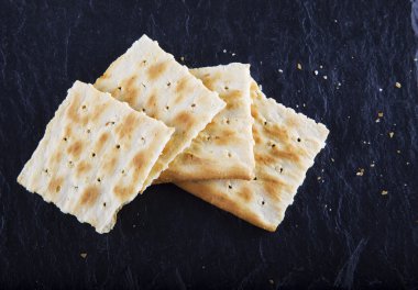 Siyah taş zemin üzerine kraker