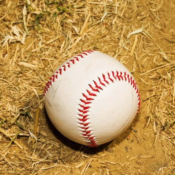 Le baseball dans la terre — Photo