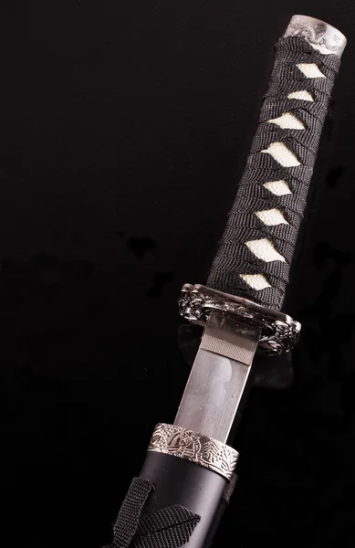 Katana über Schwarz — Stockfoto