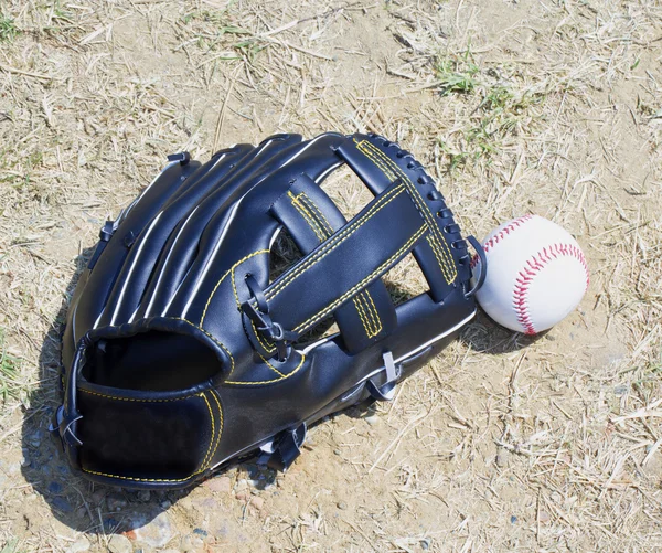Бейсбол и перчатка над землей — стоковое фото