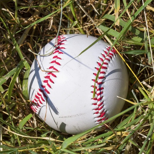 Honkbal in het gras — Stockfoto