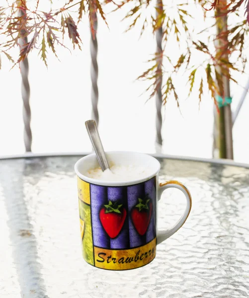 Becher im Freien über Tisch — Stockfoto