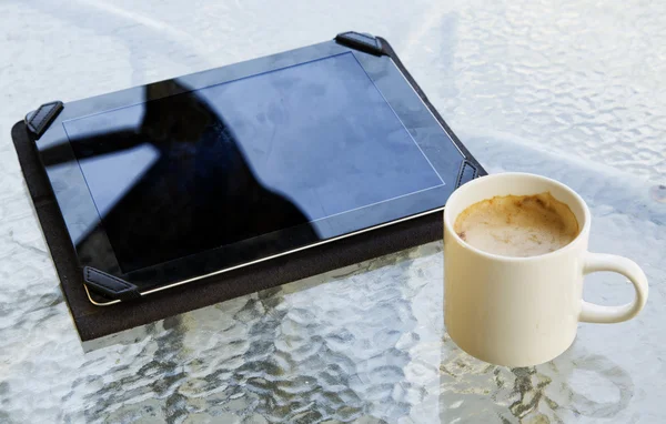 Mug and tablet outside — Stock Photo, Image