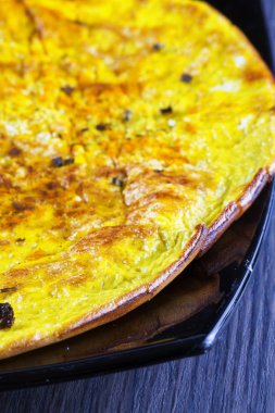 Omlet siyah plaka üzerinde