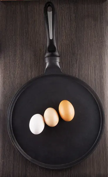 鸡蛋在锅中 — 图库照片