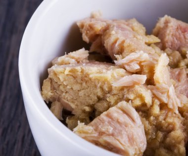 Tuna beyaz bir fincan