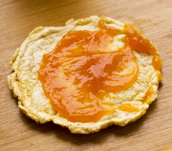 Quinoa toast with apricot jam — Stock Photo, Image