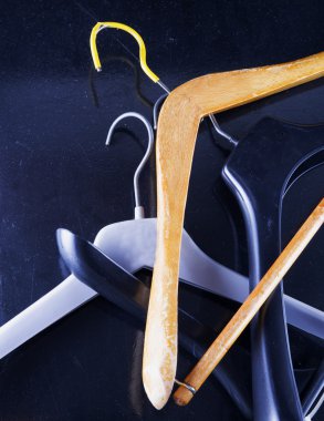 Siyah arka plan üzerinde askıları