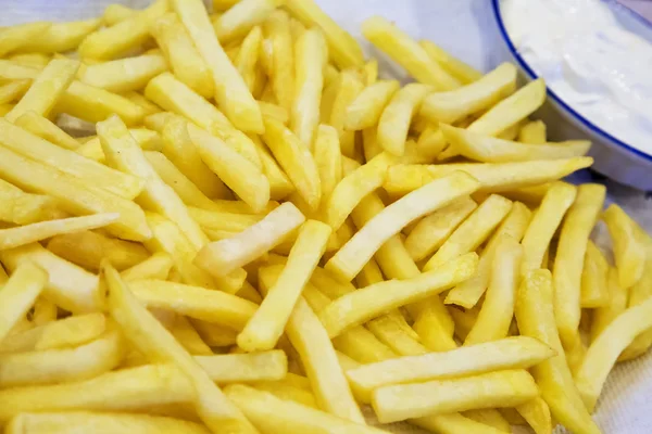 Batatas fritas sobre placa — Fotografia de Stock