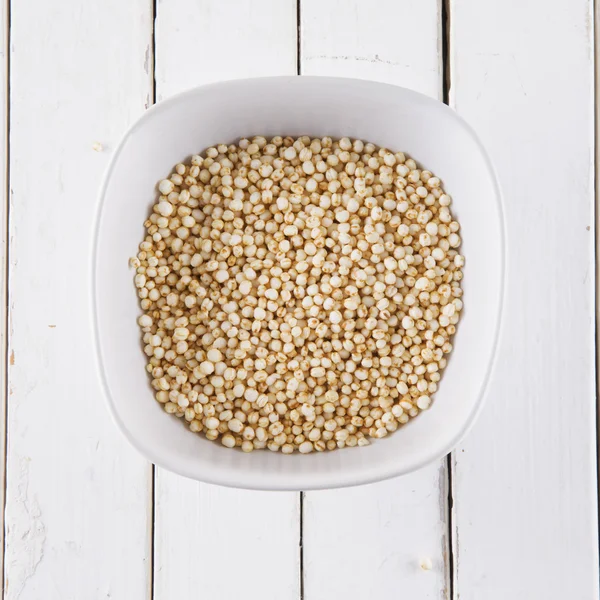 Quinoa vlokken in witte kop — Stockfoto