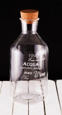 Siyah üzerine boş şişe