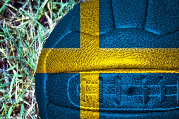 Bandera de Suecia sobre fútbol vintage — Foto de Stock