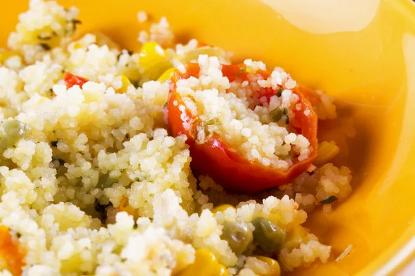 Couscous med tomater, bönor och majs — Stockfoto
