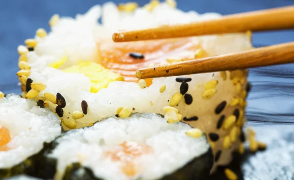 Sushi e pauzinhos — Fotografia de Stock