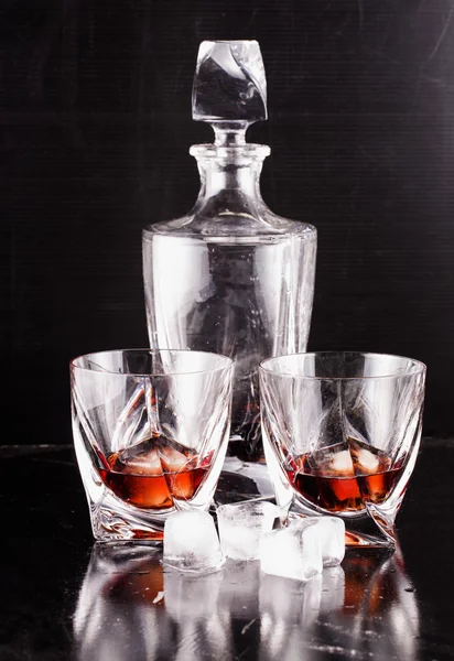 Garrafa de bebidas e copos — Fotografia de Stock