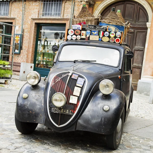 Fiat Topolino com demijohns vinho — Fotografia de Stock