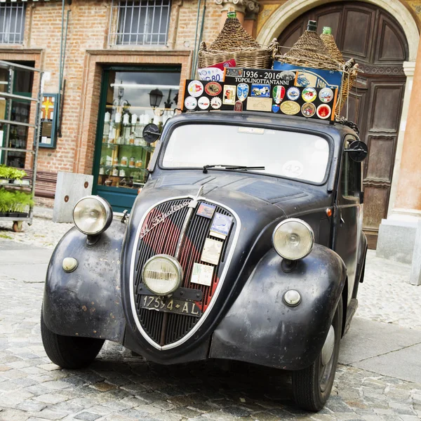 Fiat Topolino con vino demijohns — Foto de Stock