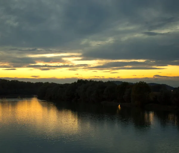 Río Bajo Luz Del Atardecer Nubes Imagen Horizontal —  Fotos de Stock