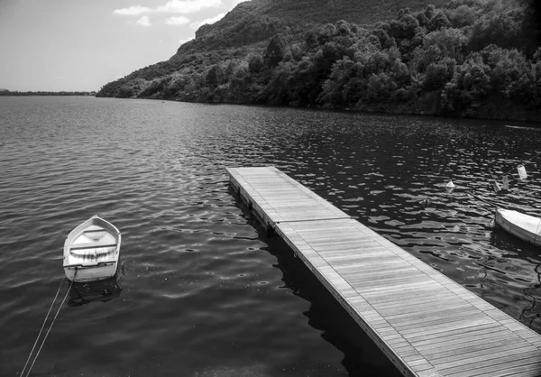 Muelle Con Bote Acotado Sobre Paisaje Blanco Negro —  Fotos de Stock