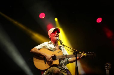 21 Temmuz 2021 - Manu Chao ve müzisyenleri Goa-Boa Festivali 2021 'de Cenova' daki Arena del Mare di Porto Antico 'da canlı performans sergiliyorlar.