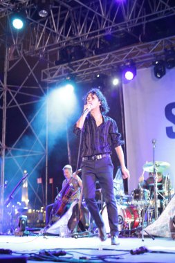 Besteci Francesco Motta, İtalya 'nın Cenova kentinde Arena del Mare di Porto Antico' da düzenlenen Goa-Boa Festivali 'nde canlı performans sergiliyor.