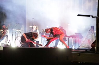 Besteci Francesco Motta, İtalya 'nın Cenova kentinde Arena del Mare di Porto Antico' da düzenlenen Goa-Boa Festivali 'nde canlı performans sergiliyor.