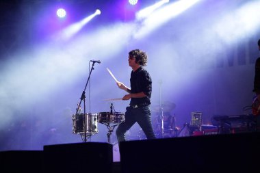 Besteci Francesco Motta, İtalya 'nın Cenova kentinde Arena del Mare di Porto Antico' da düzenlenen Goa-Boa Festivali 'nde canlı performans sergiliyor.