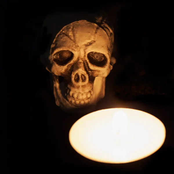 Skull and candle — Stock Photo, Image