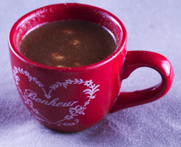 Schokolade in roter Tasse — Stockfoto