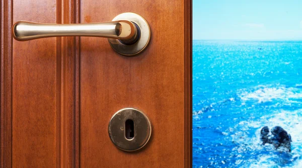 Sea beyond the door — Stock Photo, Image