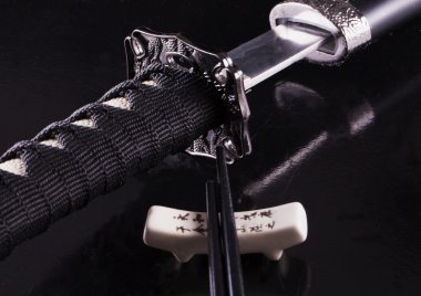Katana ve yemek çubukları