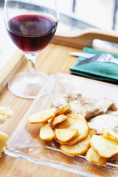 Pommes de terre, viande et vin — Photo