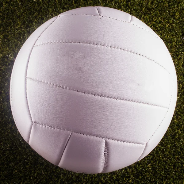 Pallone da pallavolo bianco sull'erba, immagine quadrata — Foto Stock