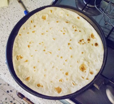 Yukarıda, kare görüntü görüldü Piadina bir tavada