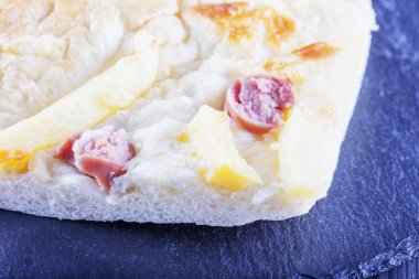 Pizza wurstel ve patates ile