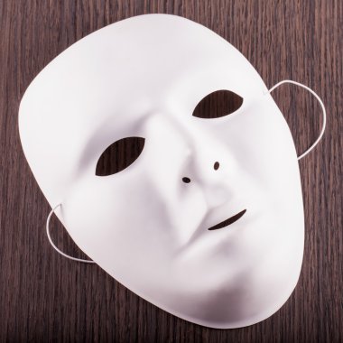 Ahşap üzerinde beyaz maske