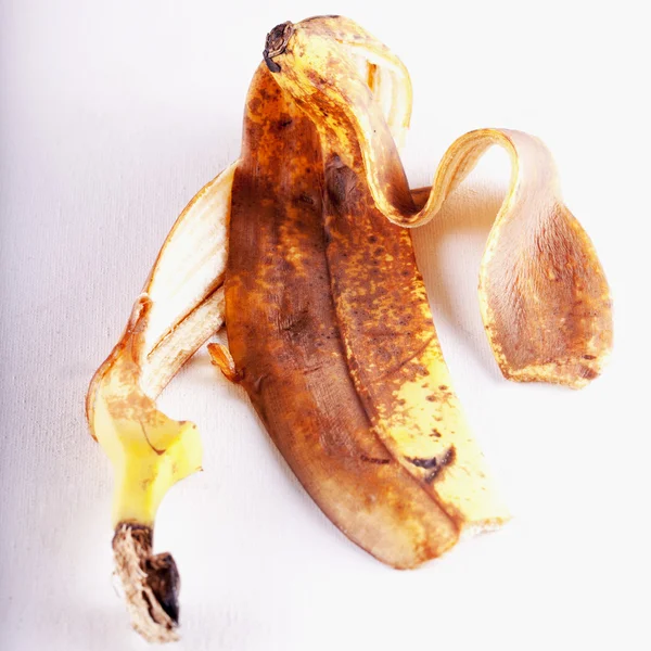 Bananskal över vita — Stockfoto