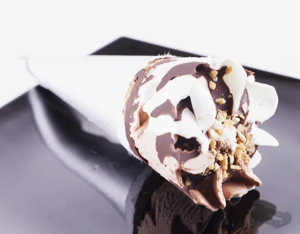 Ice Cream över svart plåt — Stockfoto