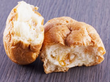 Kruvasan tablo üzerinde