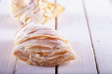 Sfogliatella beyaz tahta üzerinde