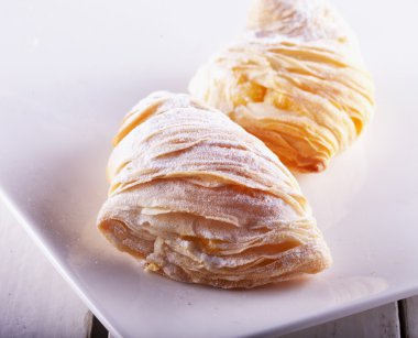 Sfogliatella beyaz plaka üzerinde