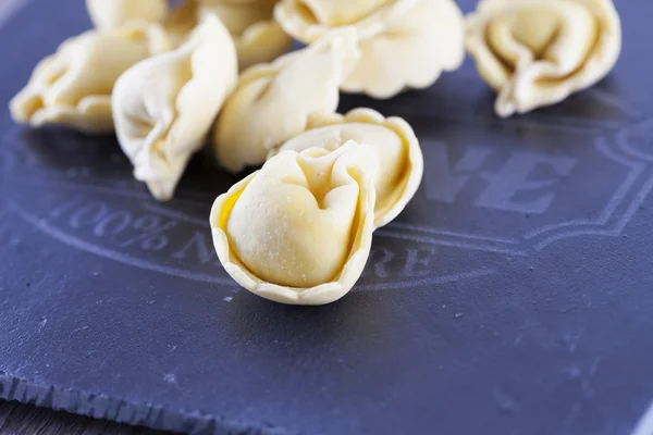 Agnolotti felett fekete kő — Stock Fotó