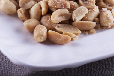 Fıstık beyaz plaka üzerinde